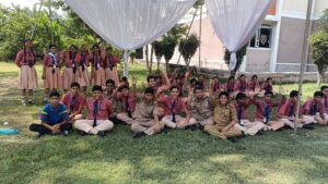 खिलाड़ियों का उत्साहवर्धन करते छात्र