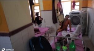 जिला अस्पताल के वार्ड नंबर 3 में चल रहे कूलर से हवा न लगने पर हाथ का पंखा चला रही महिला तीमारदार