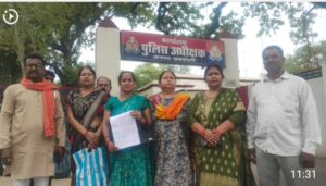 पुलिस अधीक्षक को शिकायती पत्र देने जाते सभासद